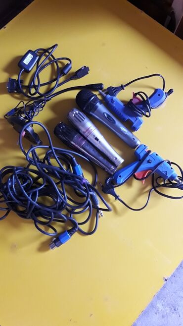 старые фотоаппарат: .Кабели,шнуры,зарядники,Микрофоны,пульты,радиодетали, и.т.д.Ремни для