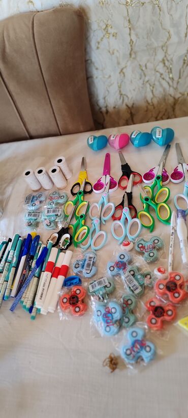 Uşaqlar üçün digər mallar: Hər növ məktəb ləvazimatları satılır — qələm, dəftər, pozan, xətkeş — 14
