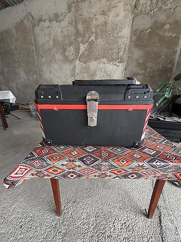 Baqajniklər: Moto baqaj qutusu – sərt korpuslu, üst qapaqlı model. Xüsusiyyətlər — 1