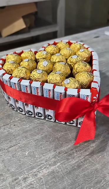 Подарки и сувениры: Подарочные композиции из шоколадок, цветов,мягких игрушек . ко — 1