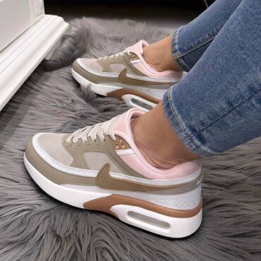 Patike: Nike air max 2 patike

Novo
Brojevi 36 do 41

fb Moja Kupovina 1 — 13
