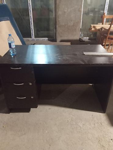 Ofis mebeli: Tünd rəngli ofis/iş masası - Material: Laminat/MDF tipli taxta örtük — 1