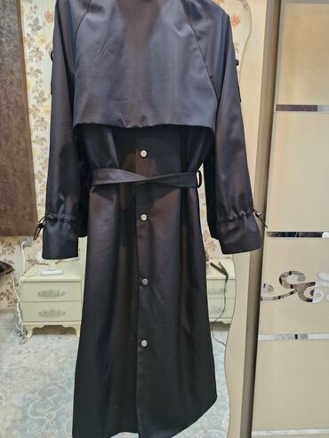 женские плащи турецкого производства: Qara rəngli uzun trençkot - Brend: Flover (etiketdə göstərilir) -