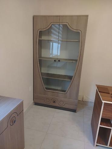 Şüşəli vitrin şkaf - Material: ağac teksturalı laminat/MDF, ön hissə