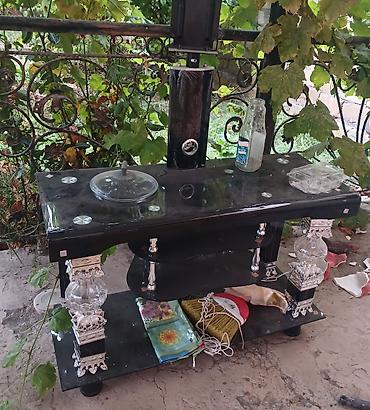 çarpayı altlığı: Şüşə və metal detallı TV/stend masası - Material: qalın şüşə səthlər — 1