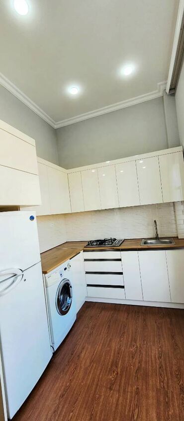 Uzunmüddətli kirayə mənzillər: 28 May metrosunun düz çıxışı, Dəmiryol vağzalının qarşısında, köhnə — 8