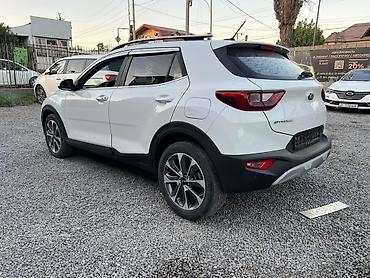 Kia: Компактный кроссовер Kia Stonic белого цвета, оснащенный рейлингами на — 4