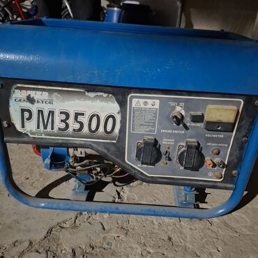 generator satiram: Mavi rəngli, portativ PM3500 generatoru, elektrik enerjisi təminatı