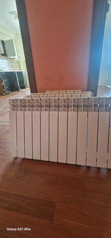 Kombilər: Alyumini/metal panel tipli radiatorlar (seksiyalı). Aşağıdakı
