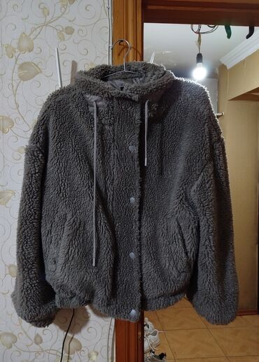 Рубашки: Boz rəngli xəz effektli kapüşonlu jaket - Material: yumşaq