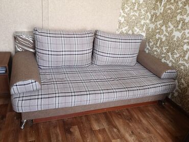 продаю диван кровать: Диван-кровать, цвет - Коричневый, Б/у