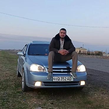 lacetti: Açıq mavi rəngli sedan avtomobili. Halojen tipli ön fənərləri və — 1