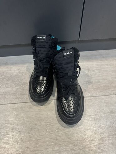 Кроссовки и спортивная обувь: Зимние кроссовки Jordan (высокие) Оригинал 100% - Цвет: полностью