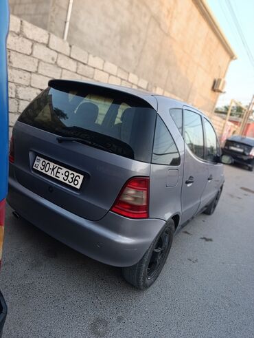 mercedes sürət qutusu: Gümüşü rəngli, beşqapılı "Mercedes-Benz A-Class" hetçbek avtomobili