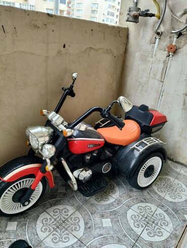 детские мотоциклы на аккумуляторе: Uşaq elektrikli üçtəkərli motosiklet - Klassik kruizer dizaynı: geniş