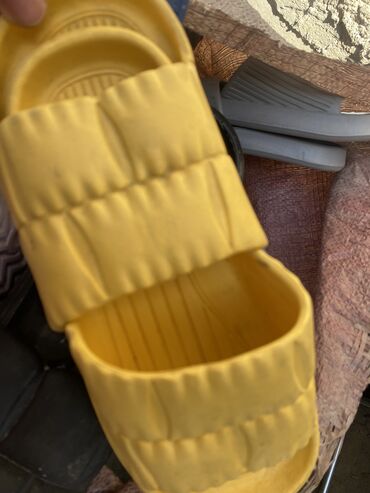 муржская обувь: Кытайдан туз алып келинген тапочкалар оптом баада сатылат Баасы 300