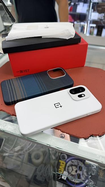 one plas: OnePlus 15T, белый цвет - Экран: безрамочный с центральным вырезом — 3