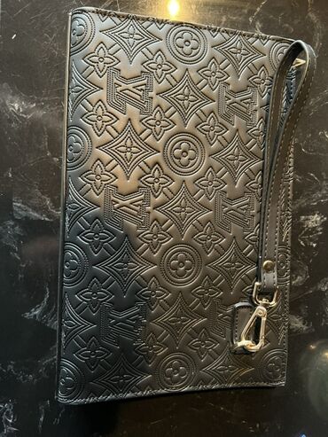 сумки через плечо женские на длинной ручке: Клатч/портфель Louis Vuitton, черный, с тиснением Monogram по всей