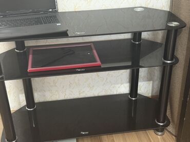 Düz TV altlığı, Polkalı, Şüşəli