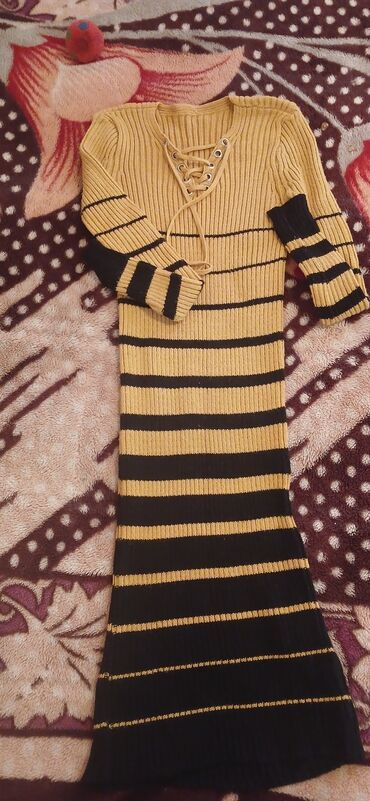 Dəstlər, kostyumlar: Qadın geyimləri. HER BIRI 10-15AZN her biri 1ce defe geyinilib — 6