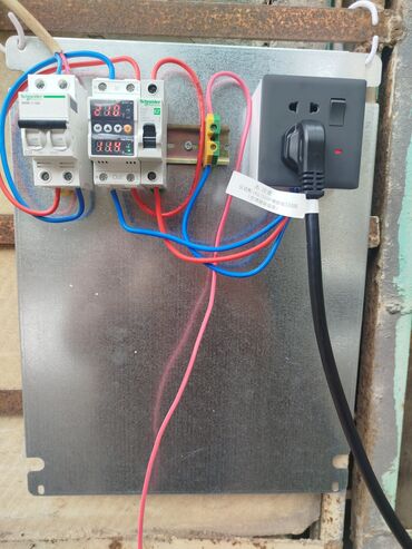 Lampalar: Elektrik avtomobillərini şarj etmək üçün elektrik şiti. Təzədir