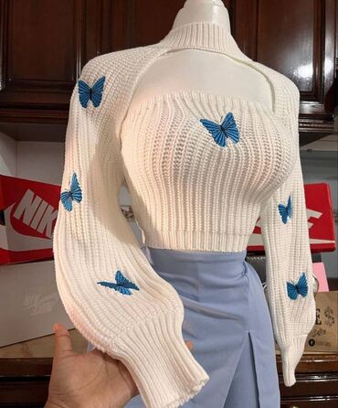 женские красные шарфы: Toxunma geyim və aksesuarlar dəsti - Ağ rəngdə, qabarıq toxuma