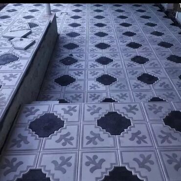 Kafel və metlax: Bej rəngli, düzbucaqlı formalı, təbii daş plitələr. İstənilən interyer — 14