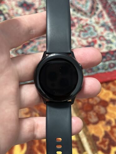 Galaxy Watch: Samsung Galaxy watch Active 2
В комплекте только часы и зарядка