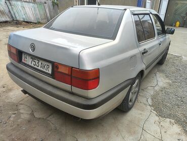 суточные гостиницы в таласе: Серебристый седан Volkswagen Vento с характерным дизайном кузова