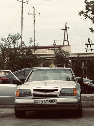 113 мотор мерседес: Gümüşü rəngdə olan Mercedes-Benz avtomobili. Avtomobilin ön hissəsində