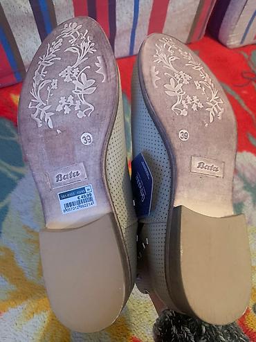 Другая женская обувь: Продаю ботинки женские. Размер 39. Кожаные, цвет бежевый. Привозили из — 7