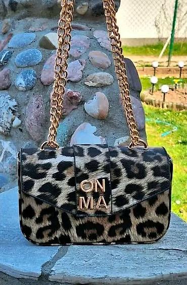 doca torbe: Ženska crossbody torbica sa zlatnim lancem - Model: kompaktna torbica — 2