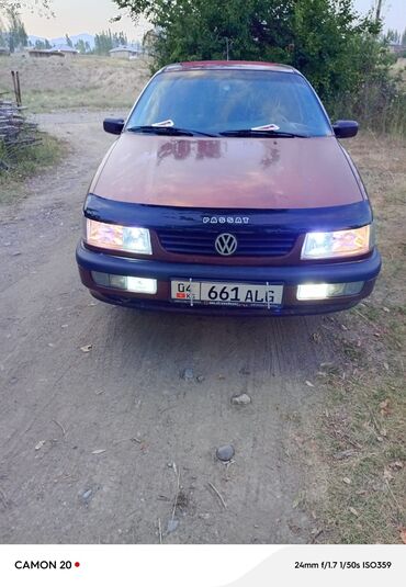 купить двигатель гольф 2 1.8 бензин: Седан Volkswagen Passat классического дизайна, окрашенный в красный