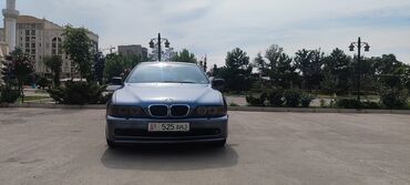 казаны бмв: Седан BMW в темно-синем цвете, модель предположительно 5-й серии