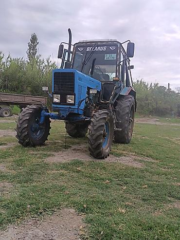 traktor qosqusu: Belarus MTZ 82.1 traktor. Kənd təsərrüfatı işləri üçün uyğun, kabinli — 2
