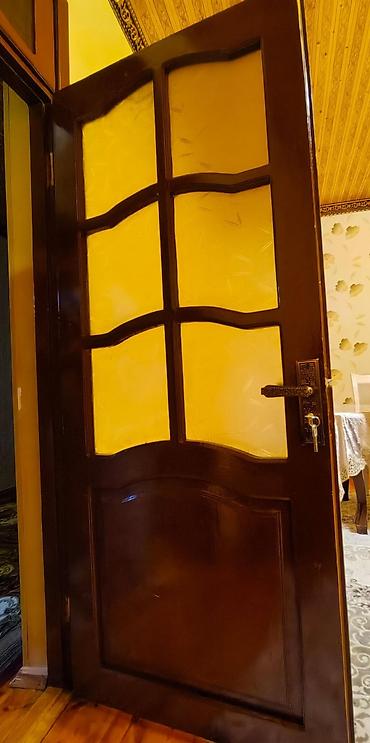 kuxna qapilari: Daxili otaq qapısı 4 ədəd şüşəli qapıdır təmiz taxta bilən qiymətini — 1