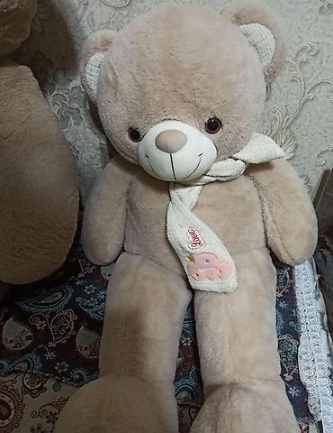 pettee bear: Большой плюшевый мишка бежевого цвета. - Мягкий длинноворсовый плюш — 1