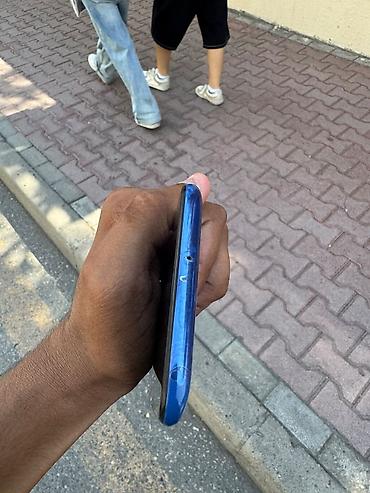 google pixel 10: Mavi rəngli smartfon Xüsusiyyətlər və portlar: - Alt hissə: 3.5 mm — 3