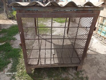 деревянный ящик: Продаю вольер для большой собаки. высота 1м20см,ширина1м,длина1с30см