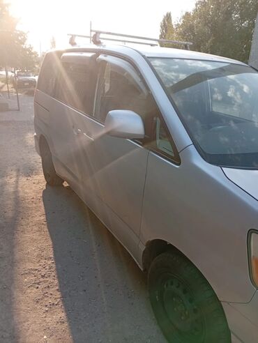 домик на колесо: Повнопривідний мінівен Toyota Noah сріблястого кольору, що ідеально