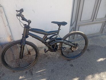lenkeran velosiped: Tam qara rəngli dağ/şəhər tipli velosiped. Xüsusiyyətlər: - Çərçivə