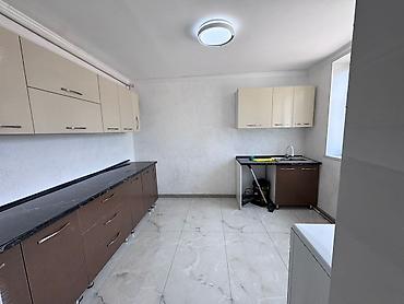 Продажа коттеджей и домов: Дом с большим двором, мощёным декоративной тротуарной плиткой Адрес — 7