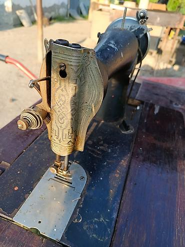 elektrik skutur: Klassik ayaqla işləyən tikiş maşını və taxta stol-baza - Mexaniki — 5