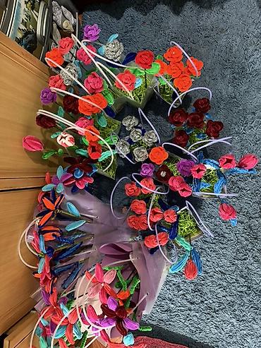 Цветы из синельной проволоки: Яркие декоративные букеты из мягких плюшевых «проволочных» цветов. - — 10