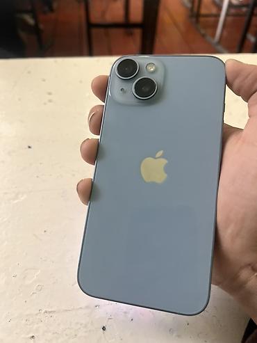 Apple iPhone 14 в голубом цвете. Смартфон с плоскими гранями