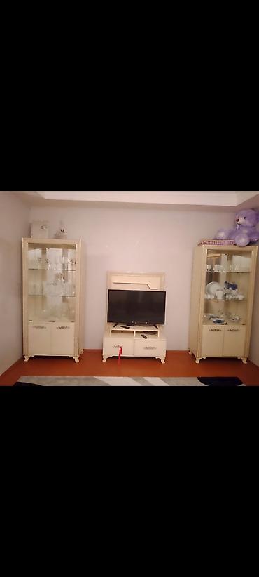qədəh: Qonaq otağı üçün vitrin və TV stendi dəstəsi - Dəst tərkibi: 2 ədəd — 1