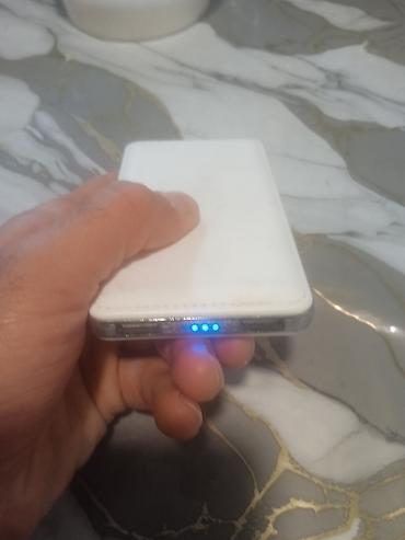 bluetooth qulaqcıq: Ağ rəngli portativ enerji bloku (power bank) - Kompakt düzbucaqlı — 1