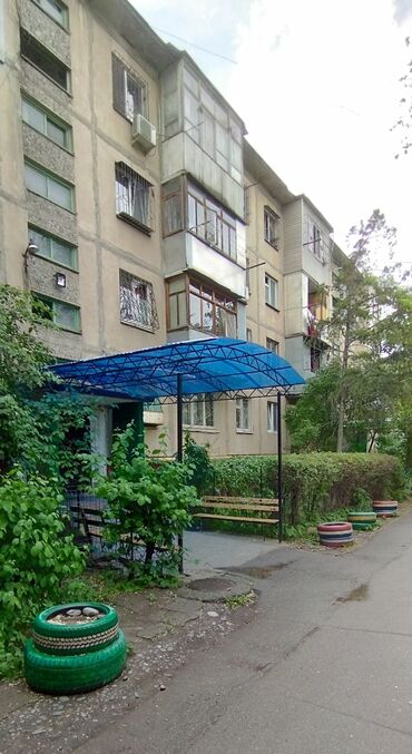трех комнатную квартиру 8мкр: 3 комнаты, 58 м², 104 серия, 4 этаж