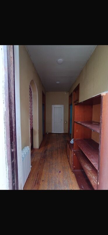 Həyət evləri və villaların satışı: Satılır: həyət evi - Bir mərtəbəli, daş/karkas tikili, metal dam — 8