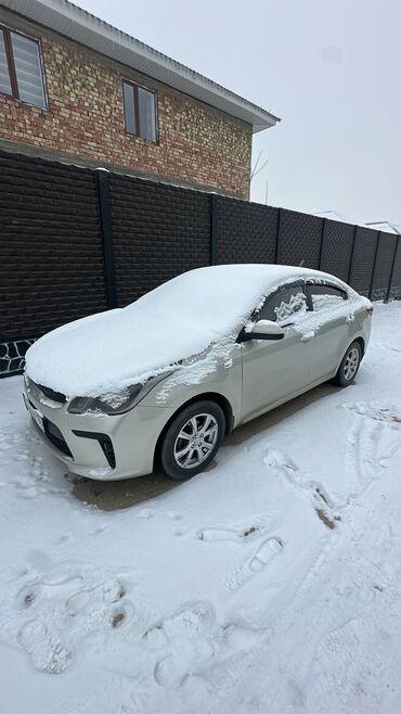 киа кроссоверы: Автомобиль Kia Rio серебристого цвета, кузов седан. Автомобиль